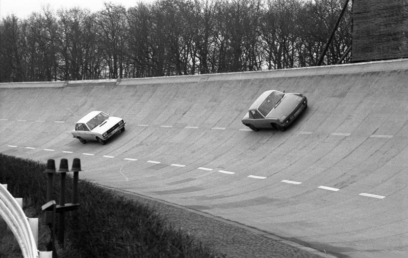 Volkswagen K70 ja Porsche 914 testiradalla. Kuva: Bundesarchiv Bild, CCBYSA30.