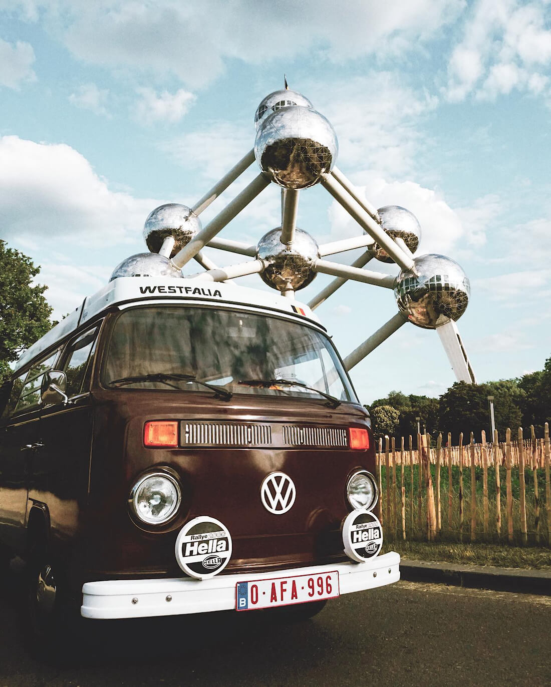 1975 Volkswagen Westfalia retkeiluauto Atoniumin edessä Brysselissä