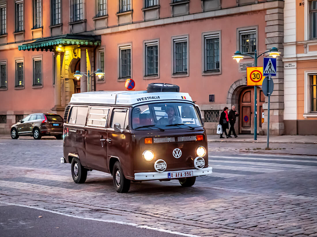 Antoine Rossignol saapuu Stadin Cruising iltaan VW Westfalialla