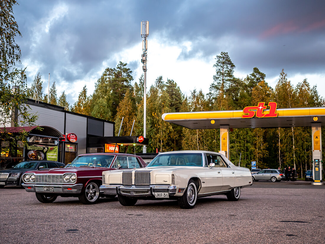 1977 Chrysler New Yorker Nummenkylän St1-aseman pihalla