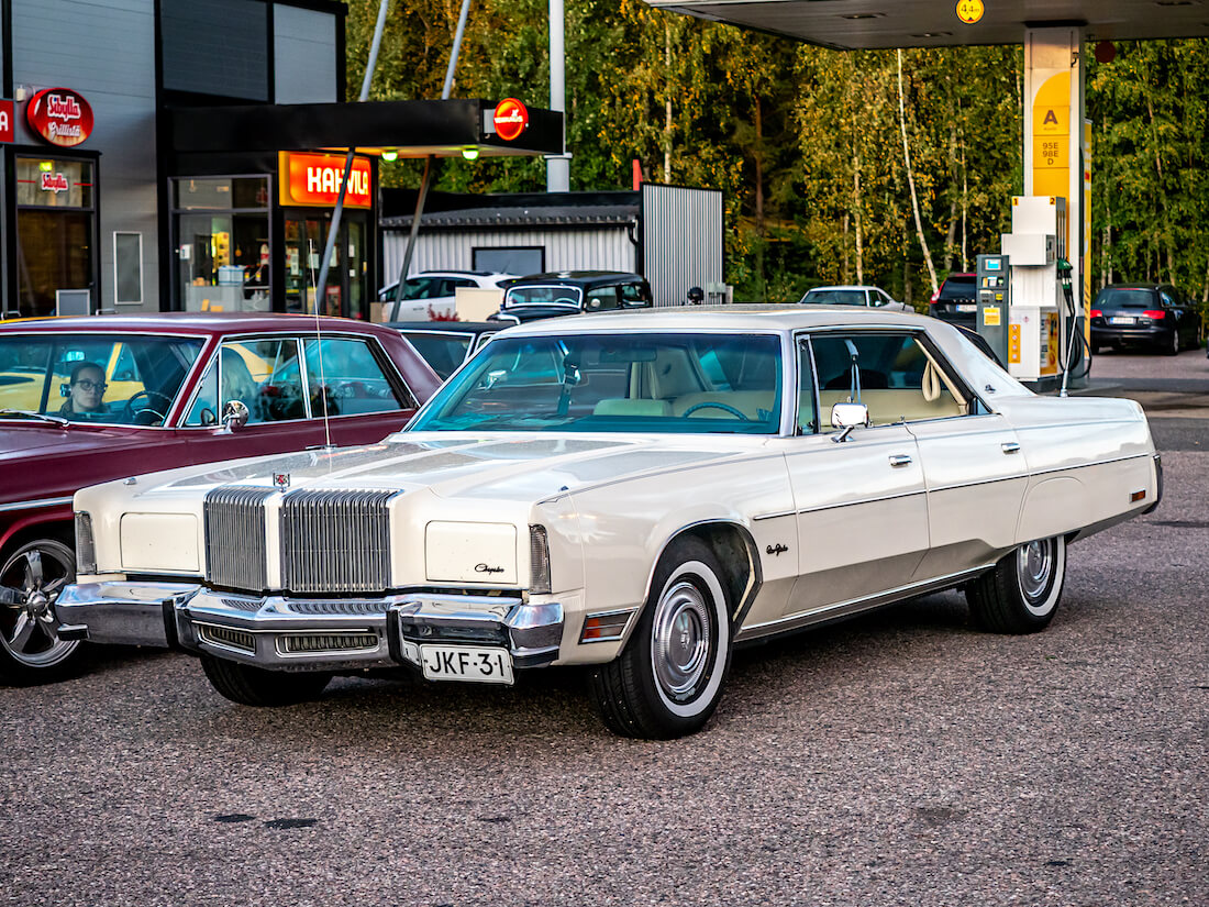 Valkoinen 1977 Chrysler New Yorker Brougham 440cid V8 luksusauto