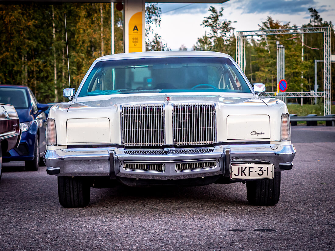 1977 Chrysler New Yorker Brougham jenkkiauton keula