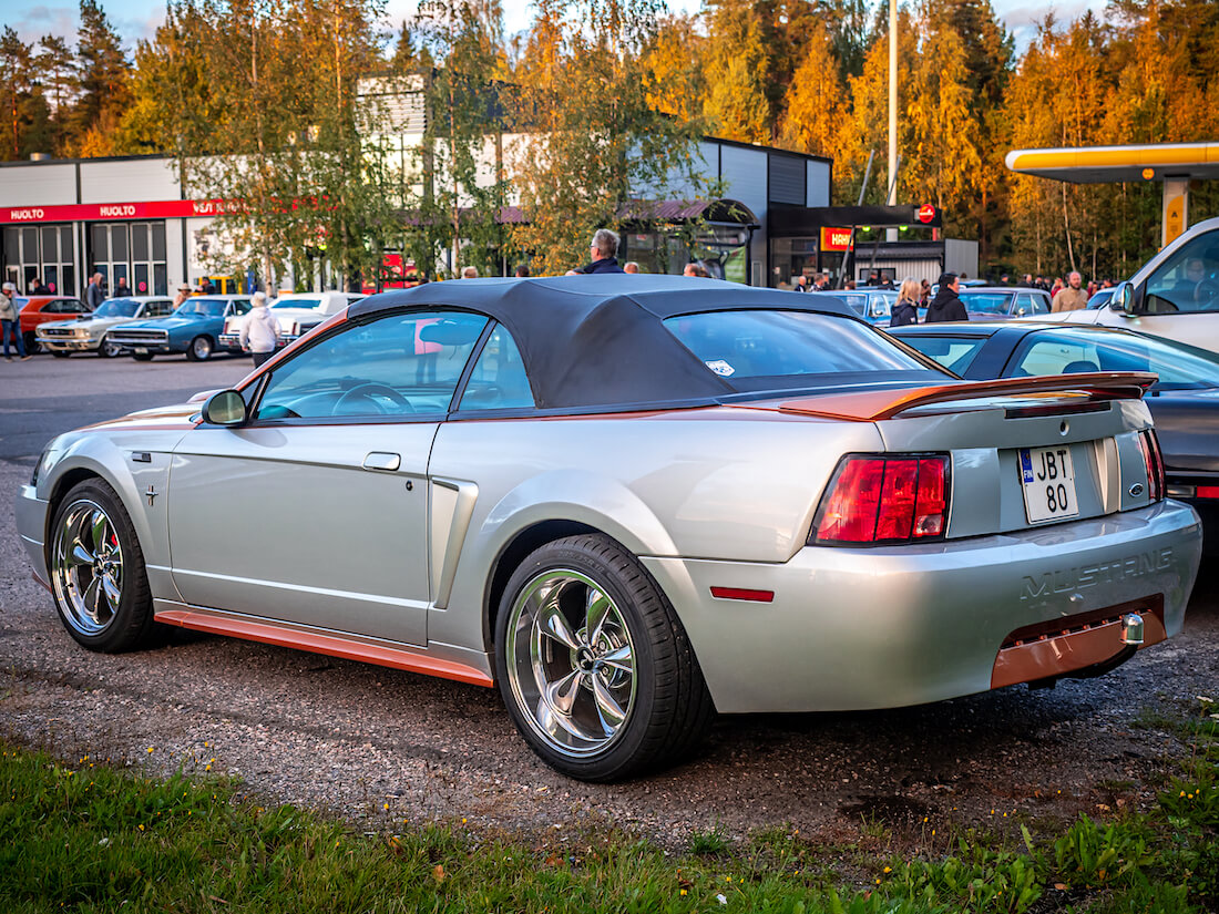 2000 Ford Mustang V6 Convertible vetokoukulla