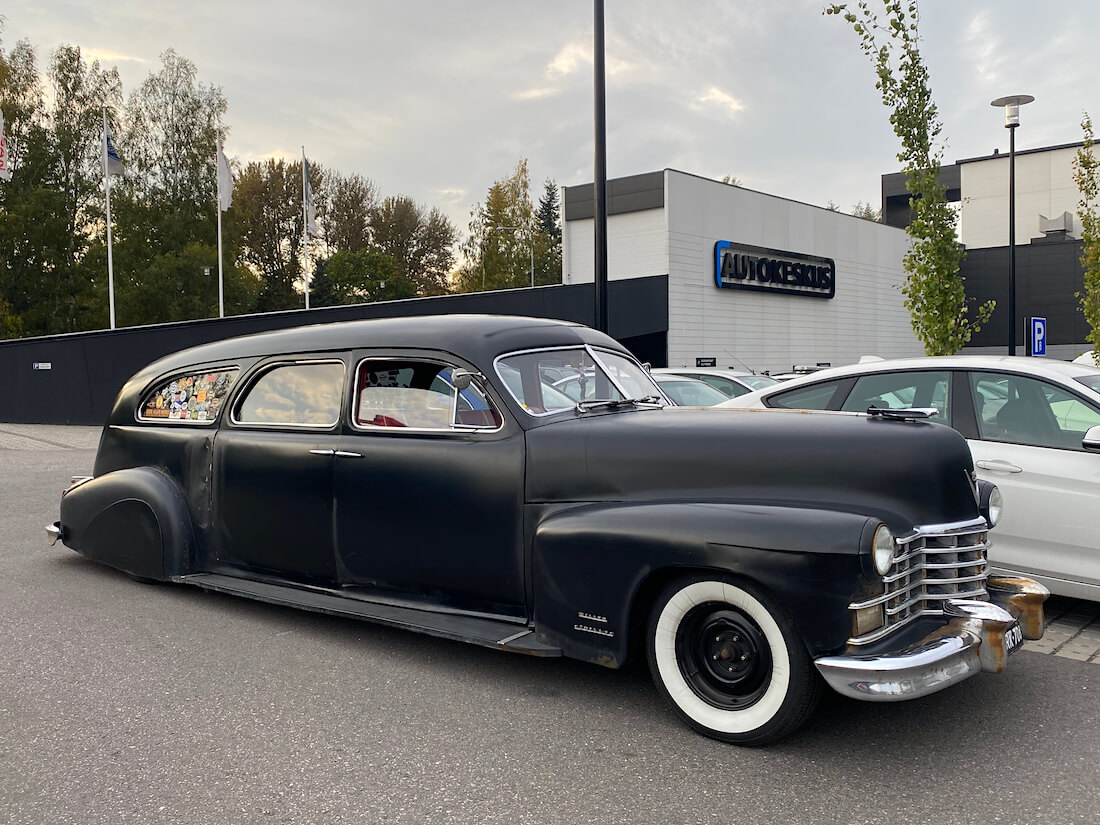 V8 Cadillac Hese Tolosen muistoajoissa Helsingissä