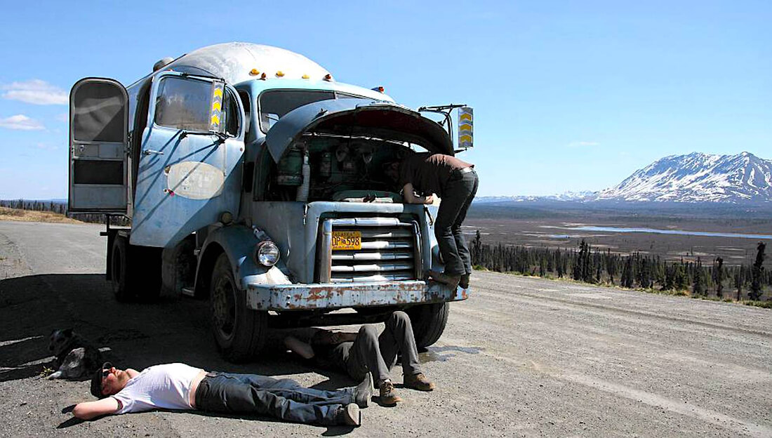 Hese Tolonen korjaa 1950 GMC kuorma-autoa Alaskassa. Kuva: Made Oy.