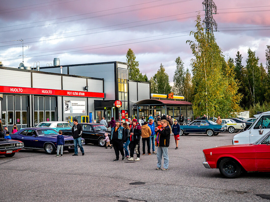 Jenkkiautoja ja ihmisiä Järvenpää Cruising tapahtumassa