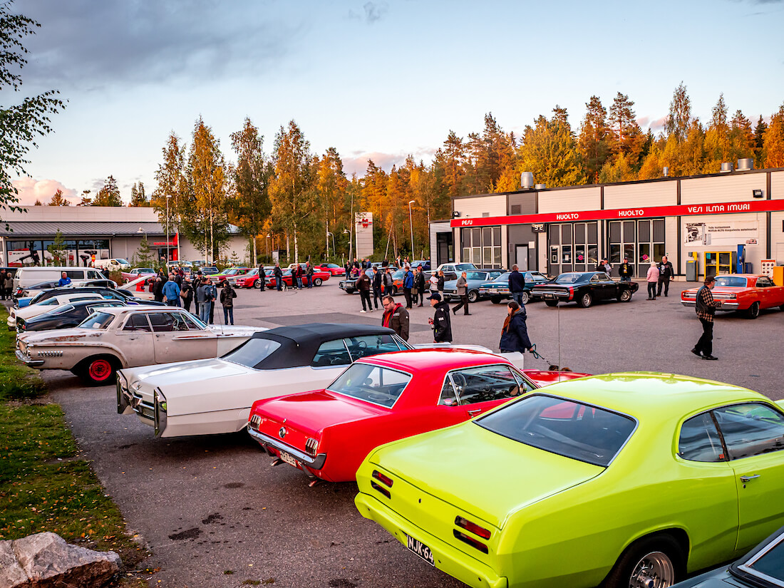 Jenkkiautoja Järvenpään Nummenkylän St1-aseman takapihalla