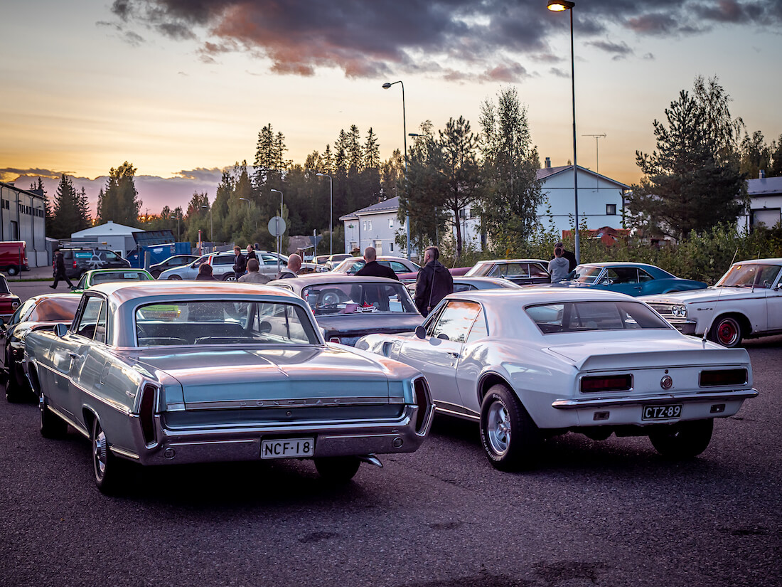 Jenkkiautoja auringonlaskussa Järvenpään Cruising-tapahtumassa