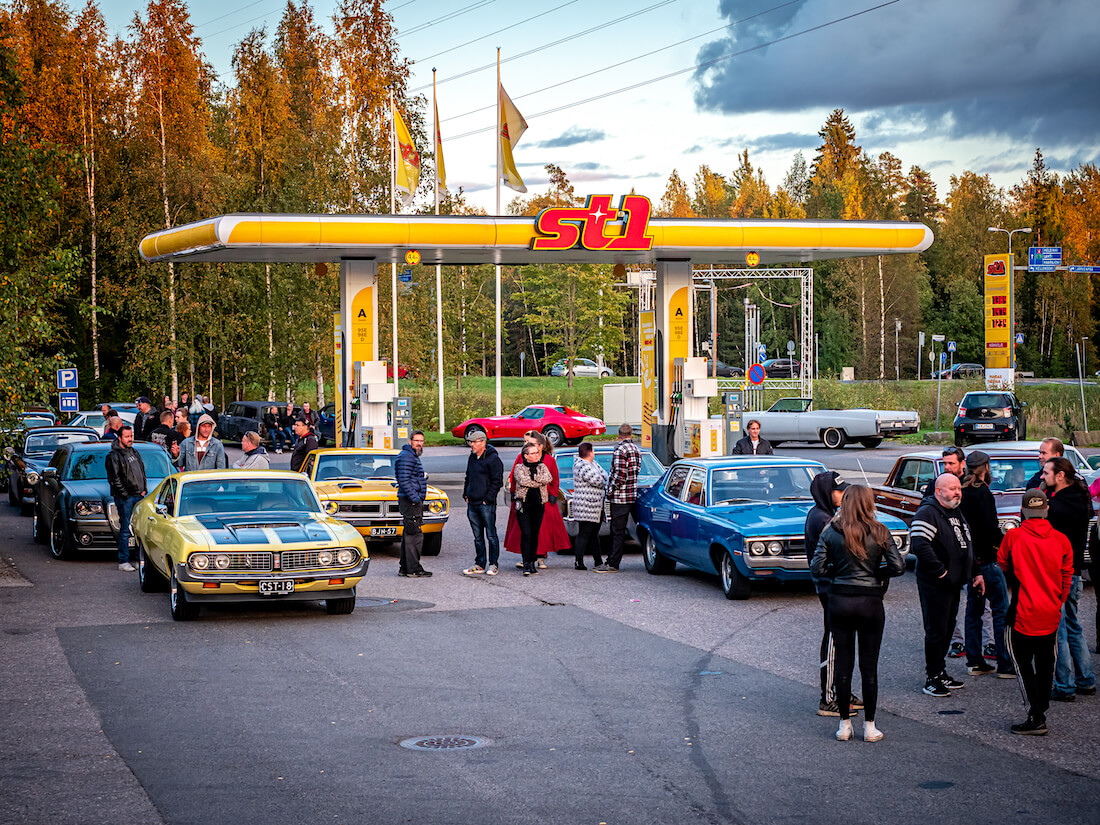 Cruising-tapahtuma Järvenpään Nummenkylän St1-asemalla