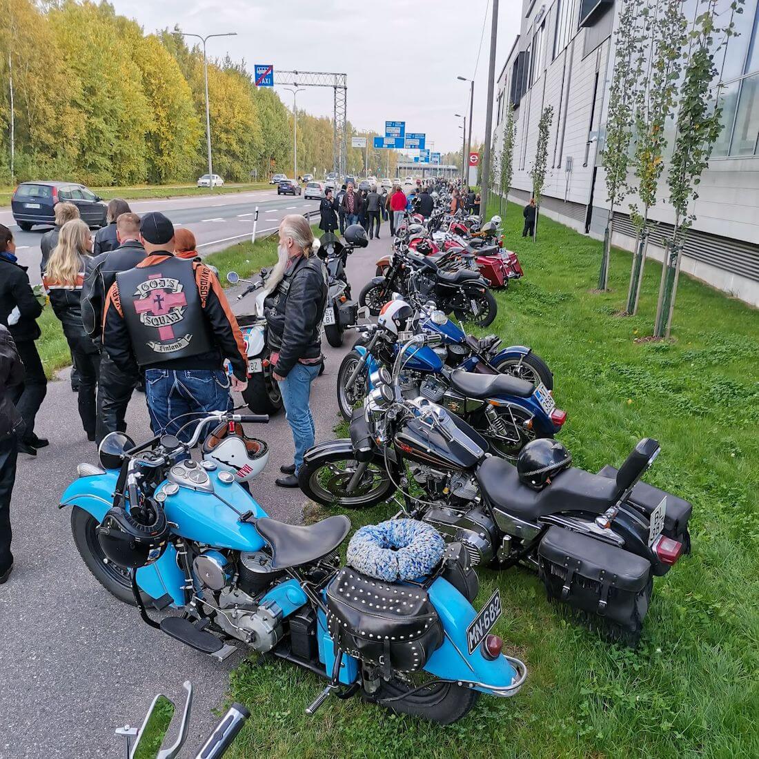 Pysäköityjä moottoripyöriä Vihdintiellä Hese Tolosen muistoajoissa