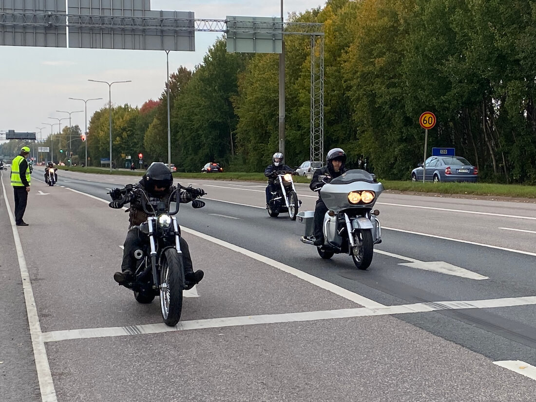 Motoristeja Heikki Hese Tolosen muistoajoissa Helsingissä