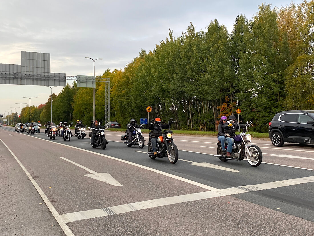 Motoristeja Vihdintiellä Hese Tolosen muistoajoissa