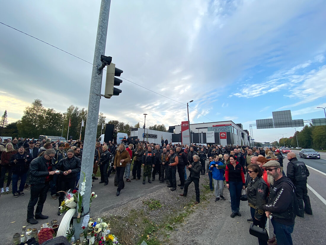 Muistotilaisuus edesmenneelle motoristi Hese Toloselle Vihdintiellä