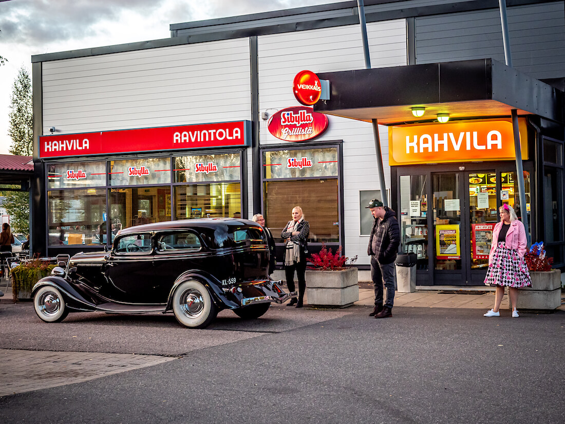 Jenkkiauto ja ihmisiä Nummenkylä St1-huoltoasemalla