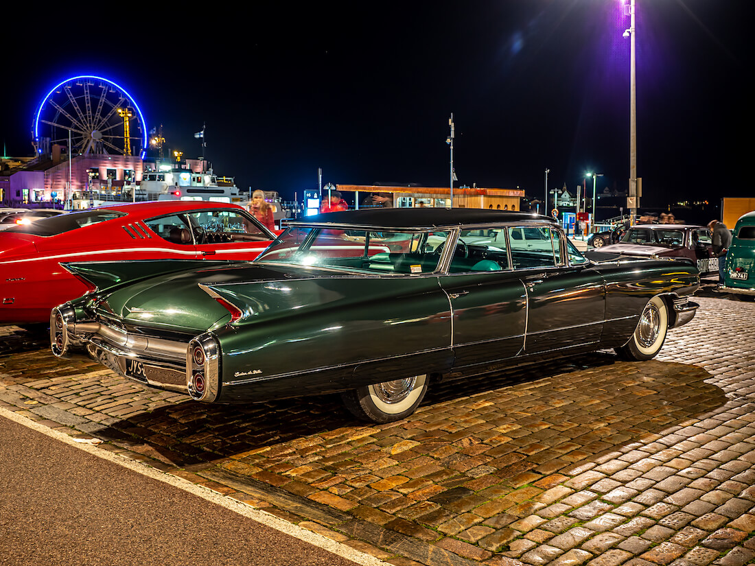 1960 Cadillac Sedan DeVille jenkkiauto Helsingin kauppatorilla