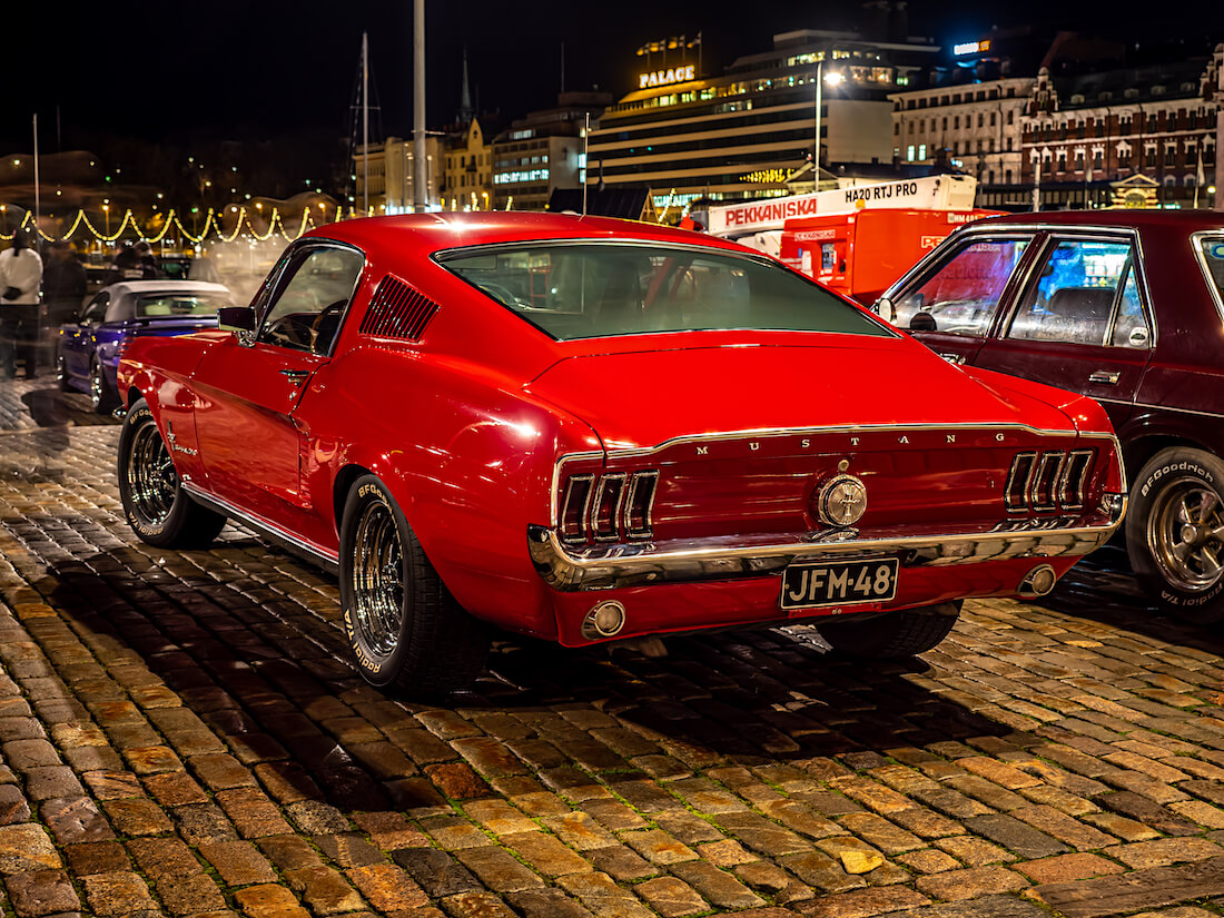 Punainen 1967 Ford Mustang Fastback jenkkiauto