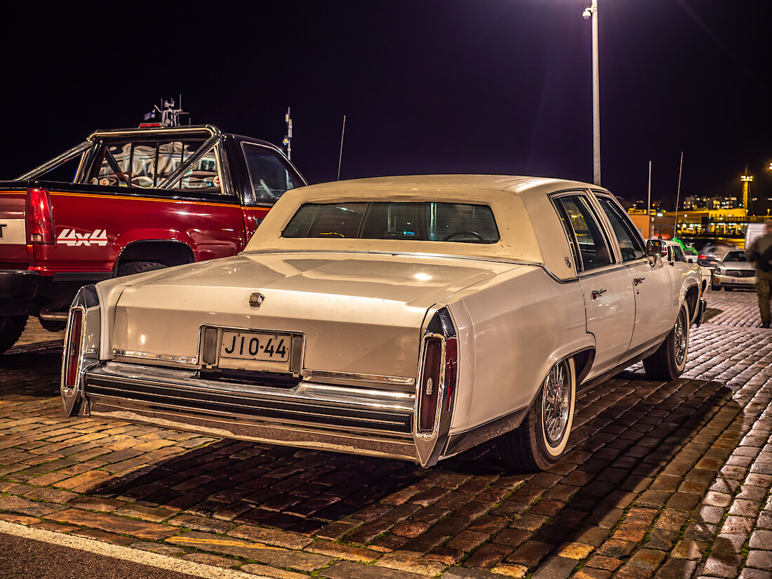 1985 Cadillac Fleetwood Brougham jenkkiauto Helsingissä