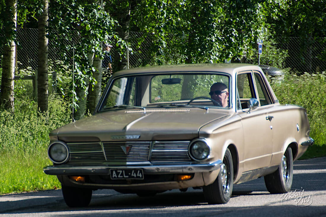 1965 Plymouth Valiant suoralla kutoskoneella