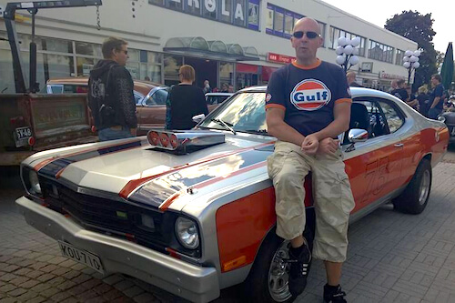 Thony Nyman ja 1973 Plymouth Duster Gulf-väreissä