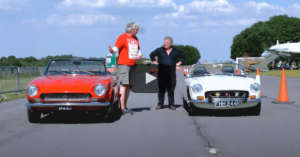 Edd China koeajaa Fiat 124 Spider klassikkoautoa. Kuva: New Vs Old Youtube.