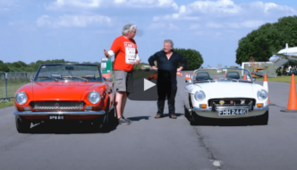 Edd China koeajaa Fiat 124 Spider klassikkoautoa. Kuva: New Vs Old Youtube.