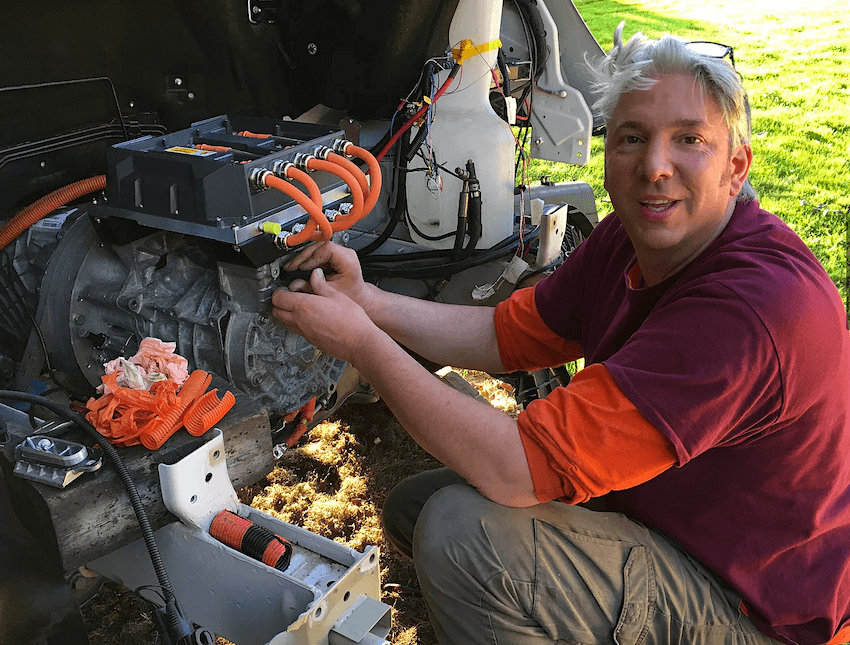 Edd China konvertoi MB Sprinteria sähkökäyttöiseksi jäätelöautoksi.