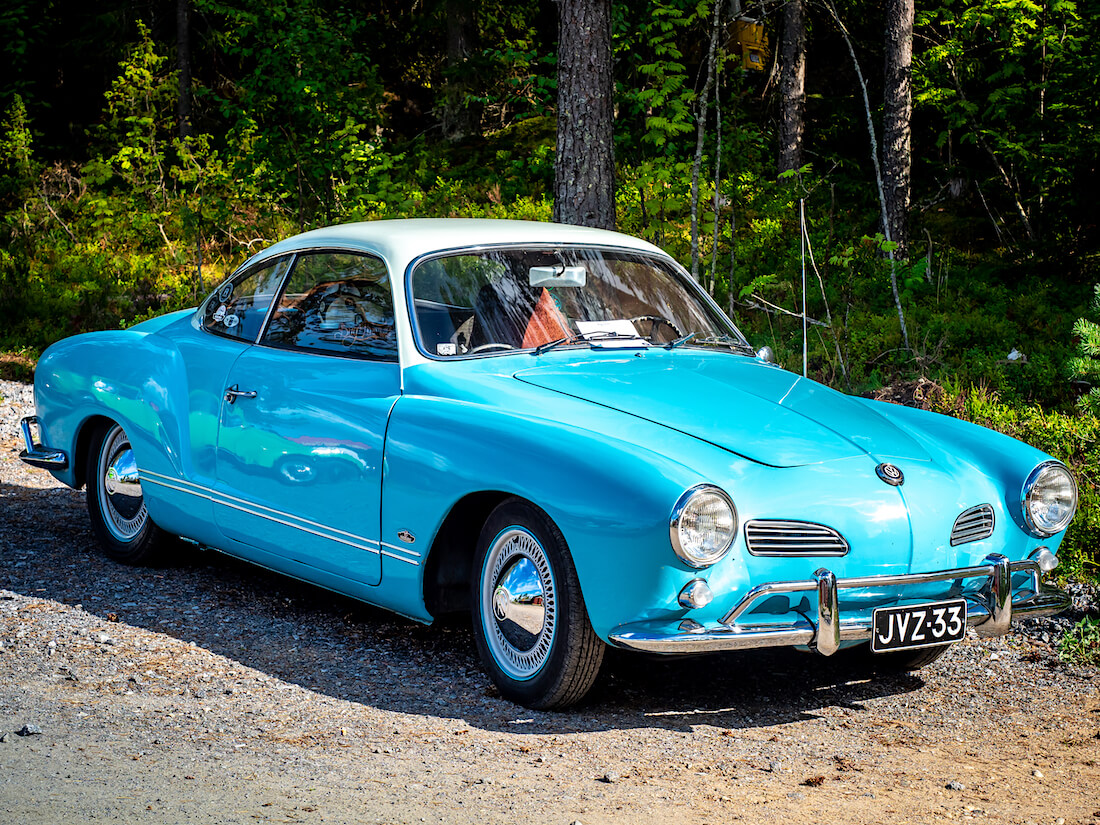 Sininen 1963 Volkswagen Karmann Ghia metsän reunassa