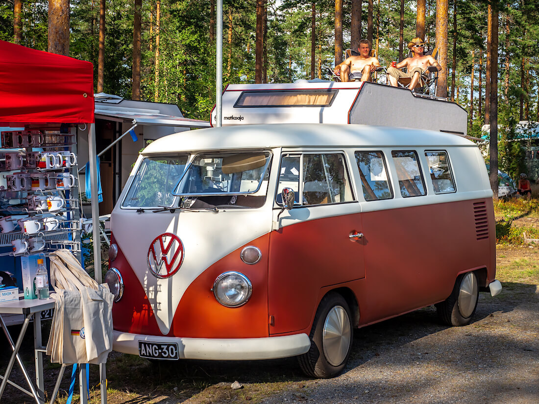 1964 Volkswagen junakeula kleinbus Full moon -pölykapseleilla