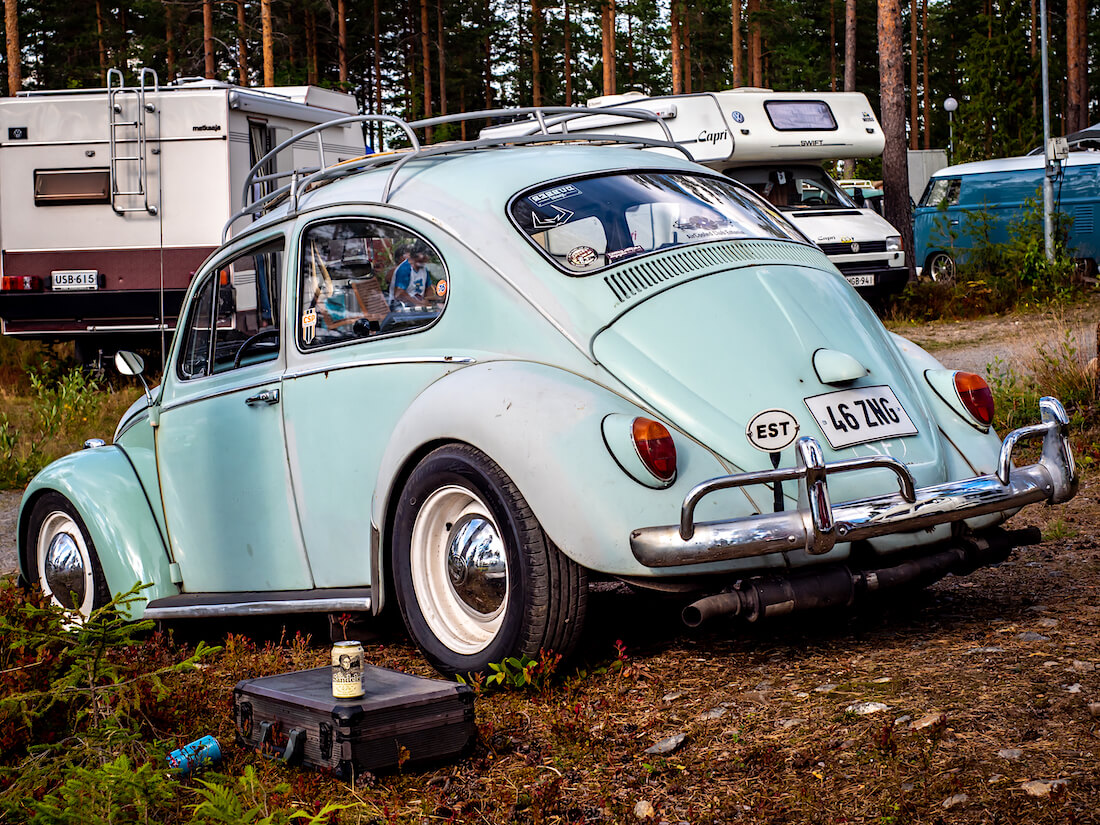 Sininen 1965 Volkswagen VW1200 Viron kilvillä