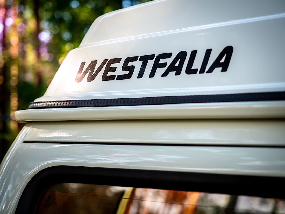 Westfalia-logo VW pallokeulan nostokatossa