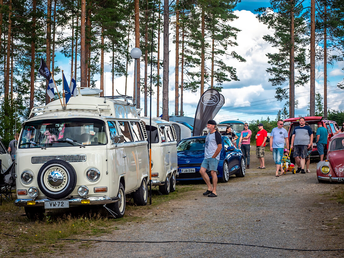 1972 Volkswagen T2-palokeula perävaunulla