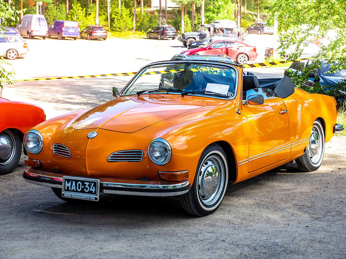 Oranssi 1974 Volkswagen Karmann Ghia convertible museoauto