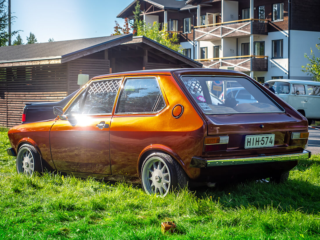 Kullanvärinen tuunattu 1977 Volkswagen Polo Mk1 1.3L