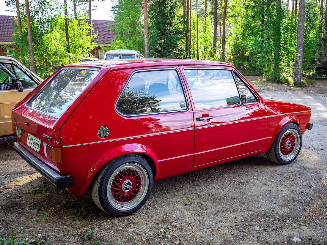 Punainen 1980 Volkswagen Golf Mk1 Turbo BBS-vanteilla