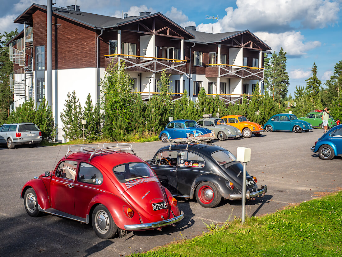 Kuplavolkkareita Sappeen hiihtokeskuksen hotellin parkkipaikalla