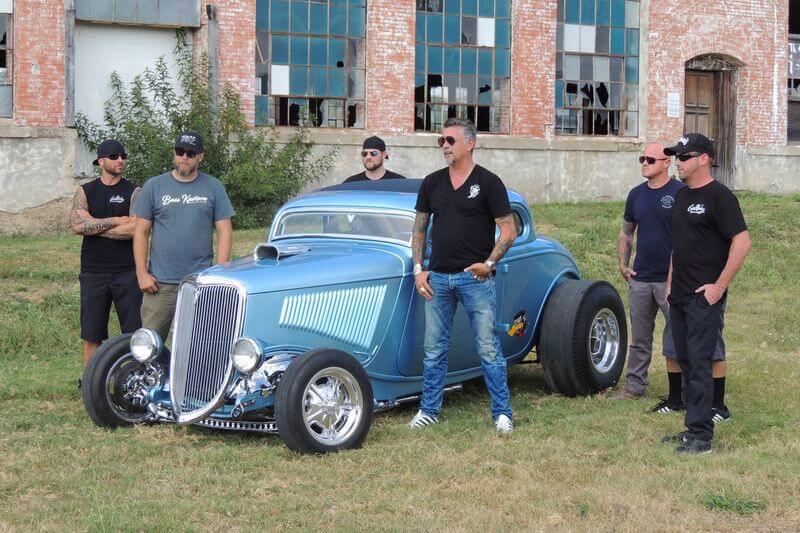 Gas Monkey Garagen tiimi ja 1932 Ford rodi. Kuva: Discovery