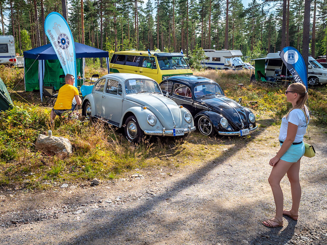 Marje Aasmets ja Silver Siipan pystyttävät Aircooled Club Estonia -volkkarikerhon viiriä virolaisten leirissä Bug In Finn -tapahtumassa Sappeella. Marjen kuplan vieressä on Erki Tevetin 1956 ovaalikupla, jonka ratin takana "Volkkari-kärpänen puraisi".