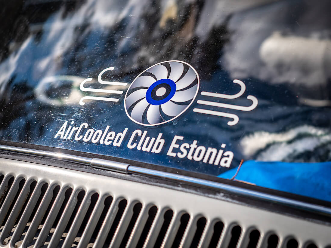 Aircooled Club Estonia -autokerhon tarra takalasilla