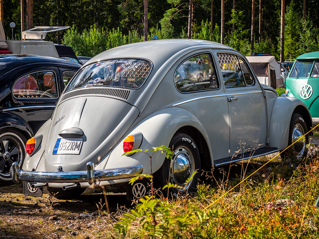 Harmaa 1965 kuplavolkkarin Viron kilvissä