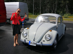 Marje Aasmets ja harmaa 1965 Volkswagen kupla henkilöauto