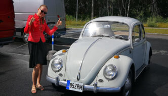 Marje Aasmets ja harmaa 1965 Volkswagen kupla henkilöauto