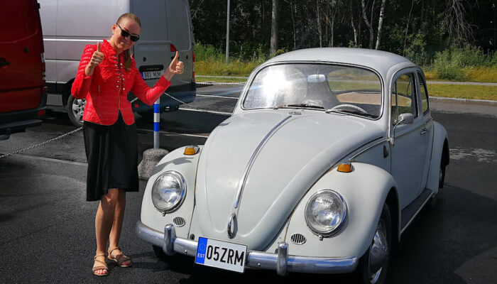Marje Aasmets ja harmaa 1965 Volkswagen kupla henkilöauto
