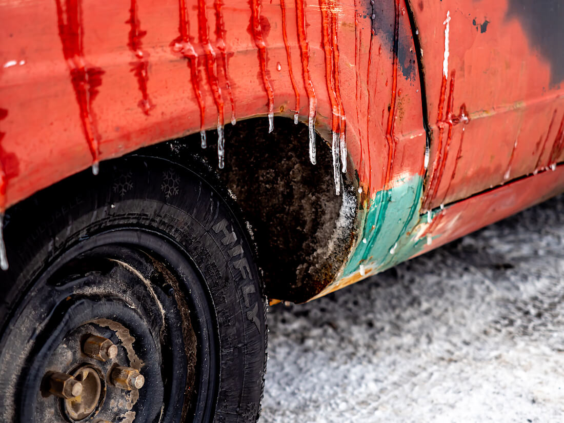 Jäätä 1966 Dodge Dartin takalokasuojassa