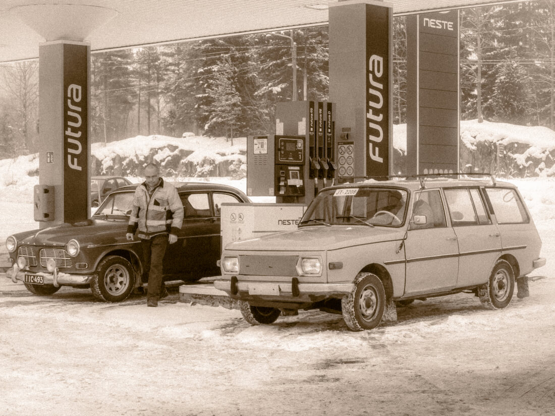 1967 Volvo Amazon ja 1979 Wartburg kombi tankkaamassa Lahnajärven taukopaikalla.