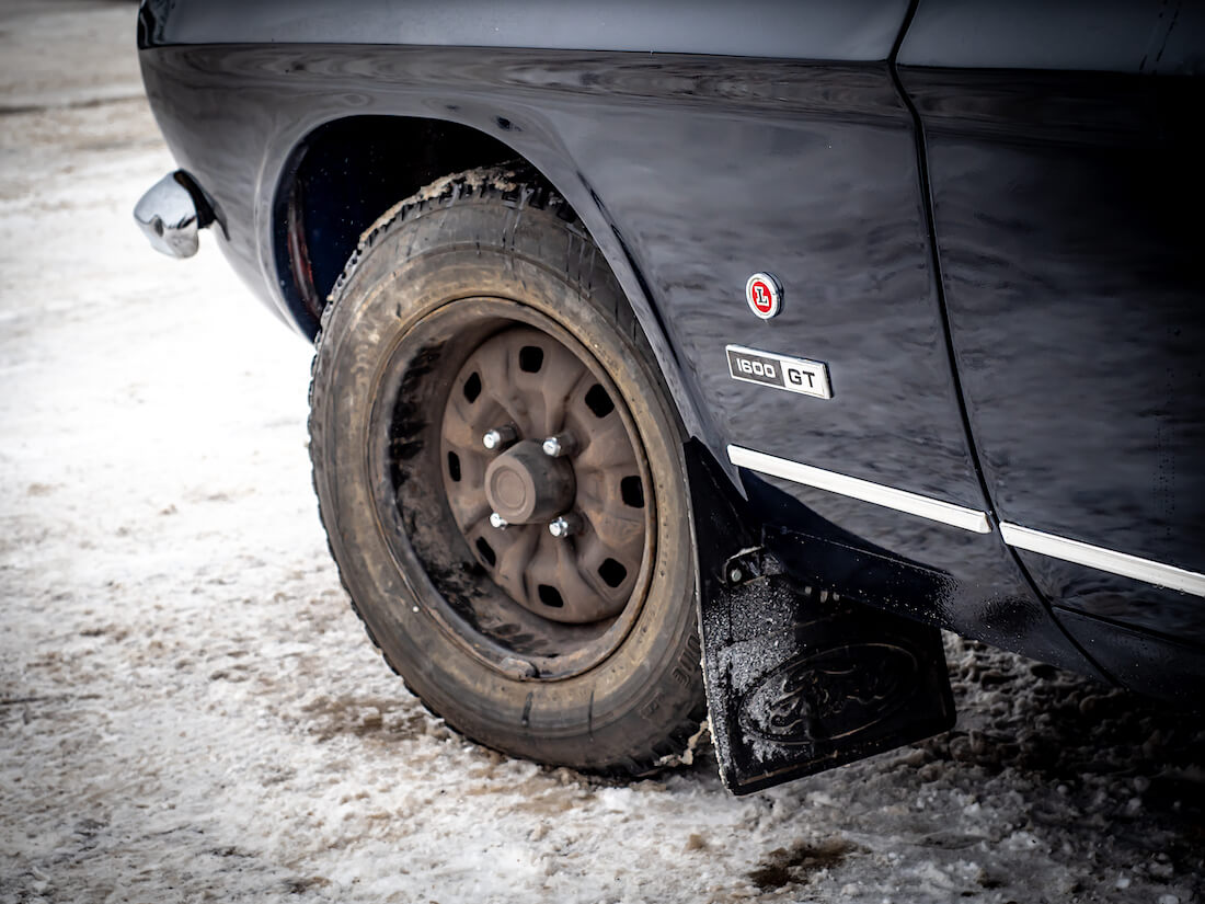 1600GT-merkki Ford Caprin lokasuojassa