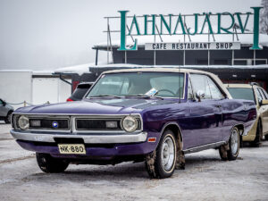 Violetti 1971 Dodge Dart GT museajoneuvo Lahnajärvellä