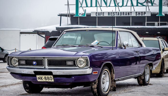 Violetti 1971 Dodge Dart GT museajoneuvo Lahnajärvellä