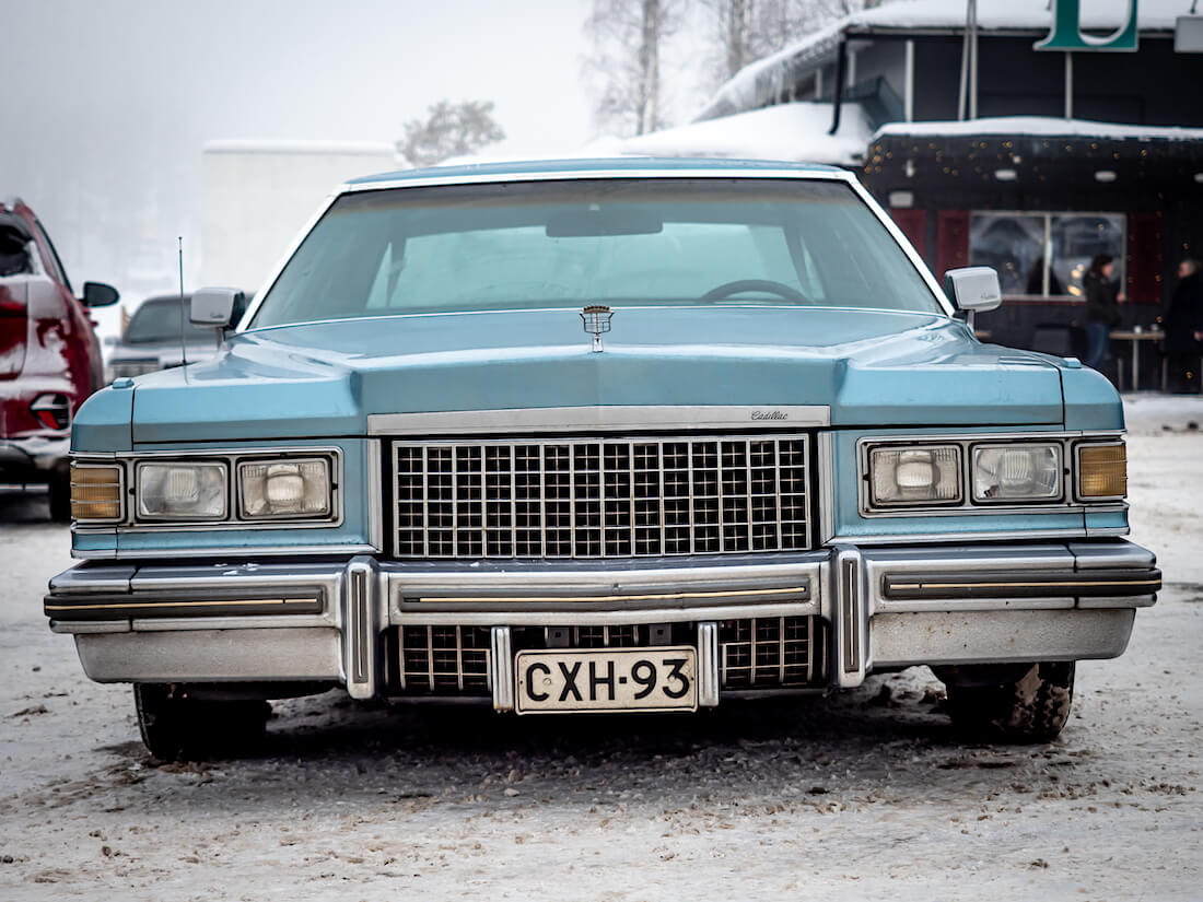 Sininen 1976 Cadillac Coupe DeVille lowrider