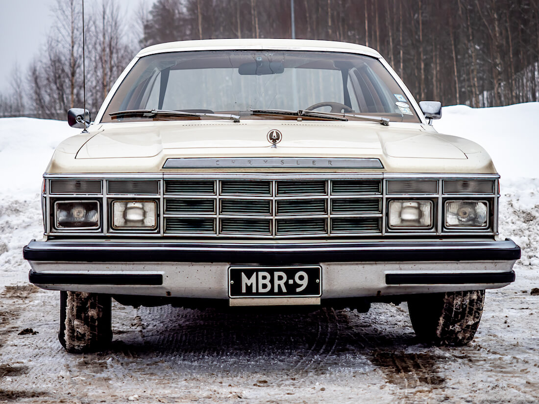 Valkoinen 1978 Chrysler LeBaron museoajoneuvo