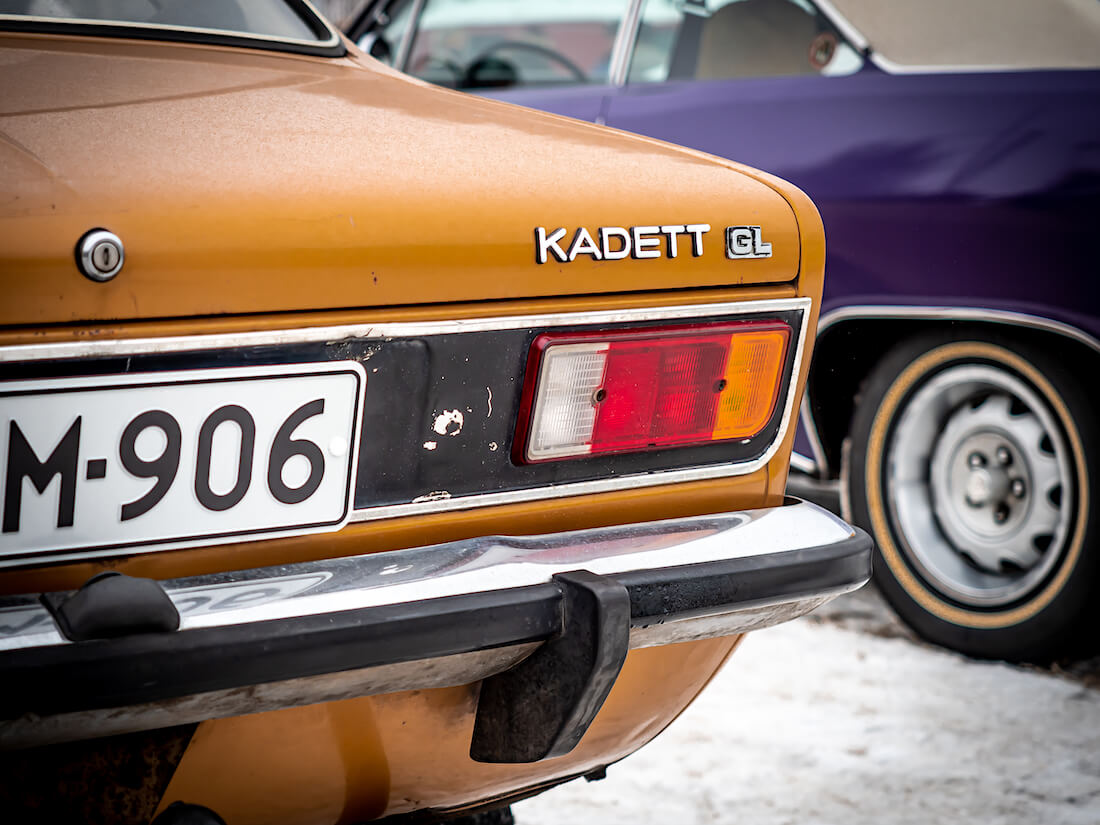 Opel Kadett C-mallin GL-merkki takaluukussa